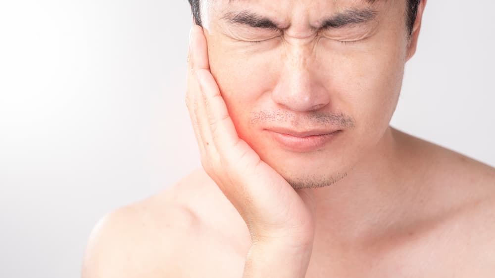 a-man-suffering-in-his-teeth-problem-BM297GS (1)